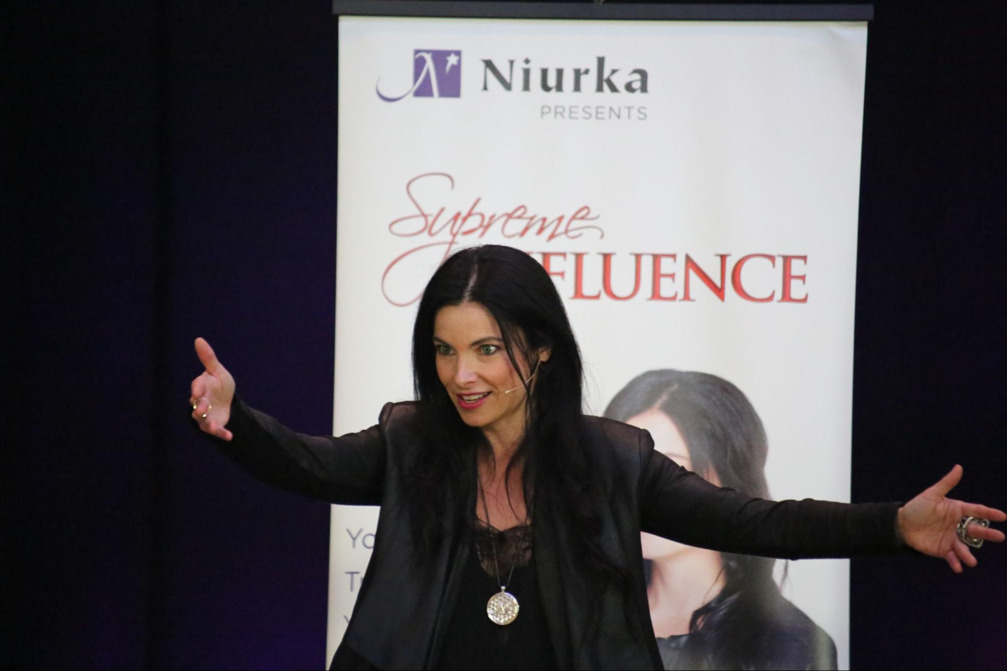 niurka-on-stage-hand-out-ppp-blog